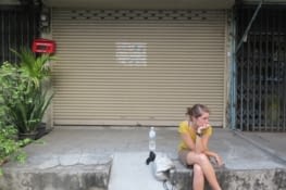 Voilà notre agence de location, après une journée entière de recherche. On a du prendte rendez vous pour l'ouverture. Il est 17h