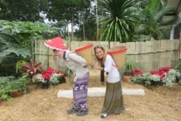 A une fête traditionnelle, avec danses, costumes, spécialités gastronomiques. C'est notre hôte,  Iou, 49 ans à la vie compliquée.