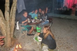 Les soirées sont toujours animées. Le staff du restaurant, un feu, une guitare, 1 ou 2 clients, Iou. Faut dire qu'elle a une tireuse à bière.