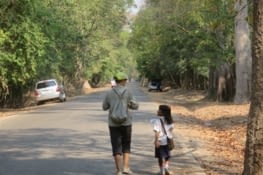 Angkor, et ces enfants vendeurs de carte postale. Elle a suivi Laure sur 500m.