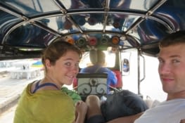 Pas du tout représentatif de notre voyage. Sûrement la seule fois qu'on prendra un tuc tuc. 5km à faire pour rejoindre la frontière cambodgienne. Ce matin la, on a été un brin feignant.