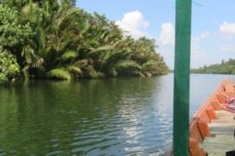 2h de barque pour rejoindre le village.