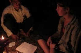 Déformation professionnelle, Laure donne un cours d'anglais, à la bougie.