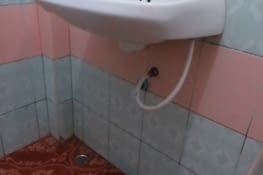 Dédicace à Isabelle Poullet. Pas de vidage au Laos (pas d'eau chaude non plus). Comme ca dans la plupart des hotels.