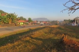 Lumière du matin. Premiers coups de pédale de la journée, après avoir campé sauvage au milieu de la ville.