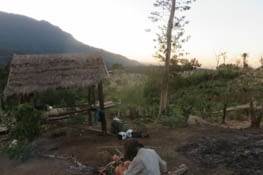 La salle de bain est 20m à gauche, la chambre 15m derrière ( ne pas oublier d'éviter les pièges). La cuisine est à côté du salon de jardin.