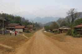 En dehors des quelques 'grands' axes bitumés, c'est ça le Laos du Sud.