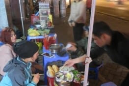 Aller au restaurant pour cuisiner soit même, un luxe en Asie...C'est notre voisin de table qui a réduit la facture par 2 (mais qui restait 2 fois trop élevée).