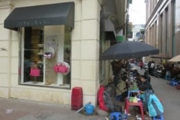 Pas de gêne au Vietnam. D'abord tu achètes un sac Longchamp, puis tu fêtes ça au resto juste à côté, pour 0,3€ le repas.