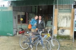 Voilà,  avant le petit déjeuner,  on revend les vélos.