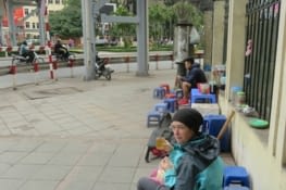 Voilà comment on boit un thé/café dans la ville. Il y a des salons comme ça partout