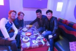 4 copains au karaoké.