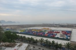 Notre chambre donne sur la baie d'Halong. Enfin, avant la construction d'un parc d'attraction, dont vous ne voyez ici qu'1/3 du chantier.