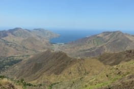 On atteindra pas la petite plage au fond, mais le point de vue valait deja ses 2 litres de sueur.