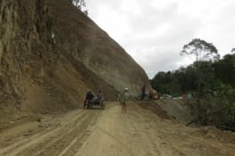 Ils font la route sans couper la circulation. Resultat, des chutes de roches sans prevenir, ou blocages pendant 1h, de ci de la.