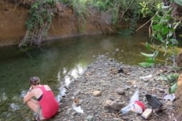 Un coin a l'ombre, eau assez profonde pour nager, et personne autour. Un petit coin tranquille, très rare en asie.
