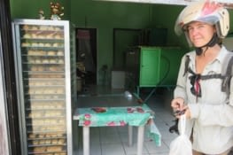 'Pan de sal' tout chauds, 2 pesos la bete (52 pesos/1€). Un petit dej conseillé: 5 pan de sal, un café, un fruit, et si possible du porridge de riz.