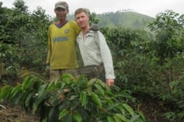 Le puit de science, dans son champ de cafe arabica.