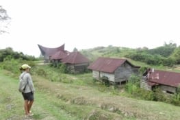 Une ferme perdue sur la montagne. Au fond, c'est une construction de forme typiqument Batak, ethnie de la region. Cette ferme n'est pas abandonnee.