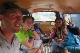 Bus local, direction le mont Sinabung