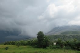Ca rend pas trop, mais c'est un orage terrible qui vient s'ecraser sur un volcan cracheur de feu. Unique.