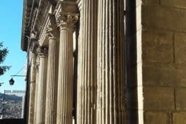 Murs et colonnes  qui jalonnent la ville