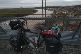El bici au dessus de la Charente sur un pont réservé aux vélos 🚴😀