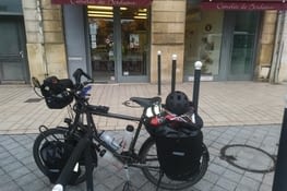 El bici devant la boutique des cannelés à Bordeaux