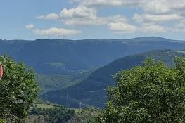 Les éoliennes en face c'est Montbonnet, le gîte d'où nous sommes partis