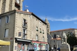 Place en vieille ville de Saugues avec la tour des Anglais