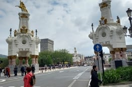 En traversant la ville, on croise de joli pont