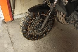 Une corde enroulée sur le pneu peut faire office de "chaîne a neige".