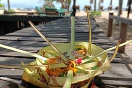 Les offrandes Balinaises,elles sont remplies de fleurs locales. De belles couleurs