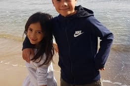 Plage, le soleil apparaît,  du blouson on passe au t-shirt!