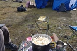 Santa Cruz trek, day 2: camp 2 , pop corn pour le tea time a 4300m
