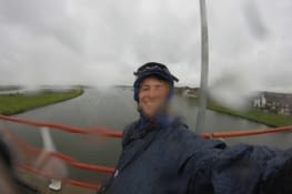 Etre beau gosse sous la pluie ? Pas facile facile ...