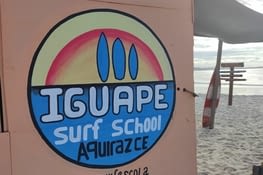 La surf school locale sur la plage suivante