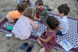 Les enfants jouent tous ensemble hyper sagement