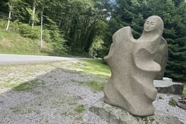 Sculpture devant La Chapelle .