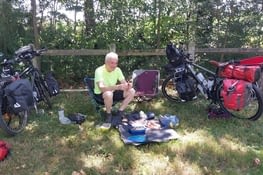 Midi près d’un joli château . Lapeyrouse