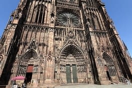 La cathédrale Notre Dame de Strasbourg .