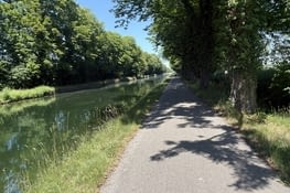 Le canal du Rhône au Rhin . Ombragé et tout plat, c’est pas les Alpes .