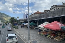 Le marché le long du port à Kotor