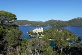 Dans le parc national, une île sur un lac d'eau salée