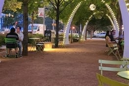 La nuit commence à tomber mais il fait encore 32 degrés.