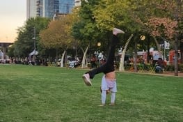 Même à Dallas, Tess fait la roue !