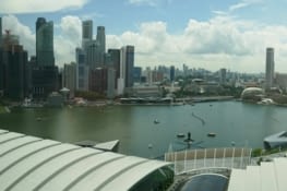 Le quartier Business Center avec ses gratte-ciels et sa baie