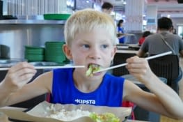 Maël s'essaye au maniement des baguettes