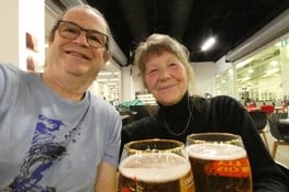 On regarde le match Canadien-Buffalo dans un bar de l’aéroport à Toronto