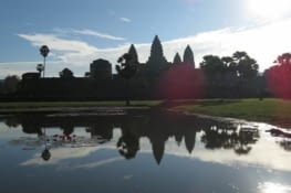 La classique photo d'Angkor Wat se reflétant dans l'eau